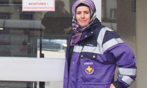 Vesile Soylu vor ihrer Dienststelle bei der Mannheimer Feuerwehr.