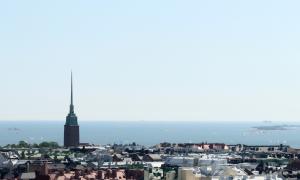 Die Mikael Agricolan Kirkko (Mikael-Agricola-Kirche) in Helsinki, Finnland, vom Hotel Torni aus gesehen.