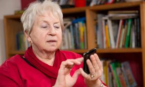 Seniorin mit Smartphone.