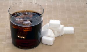 Ein Glas Cola deckt bereits die Tageshöchstration Zucker.
