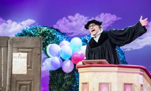 Der Nürnberger Kabarettist Oliver Tissot als Reformator Martin Luther bei der Veitshöchheimer Fernseh-Prunksitzung 2017.
