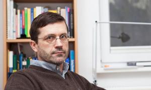 Professor Michael Macht  vom Institut für Medizinische Psychologie und Psychotherapie der Uni Würzburg ist Experte für emotionales Essverhalten sowie Essstörungen. Fasten ist seiner Meinung nach nicht dazu geeignet, sein Gewicht dauerhaft zu reduzieren.