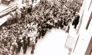 Landesbischof Hans Meiser auf dem Balkon des Münchner Landeskirchenamt (1934).