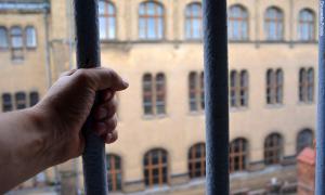 Hinter Gittern