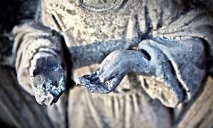 Friedhofsfigur mit zerbrochenen Händen