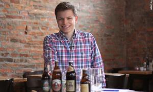 »Grasige Frische«: Der jugendliche Biersommelier Luis Sailer und die vier Luther-Testbiere.