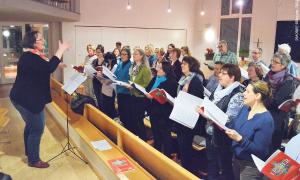 Chorleiterin Beate Anton bei der letzten Auffrischungsprobe mit ihrem Projektchor