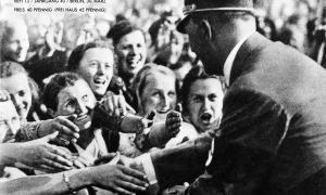 Adolf Hitler mit jubelnden Frauen im März 1938 nach dem »Anschluss« Österreichs - Zeitschrift »Die Woche«, Nr. 13 vom 30. März 1938