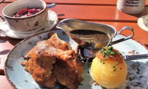 Im bayerischen Biergarten-Himmel: Ente mit Knödel, Blaukraut und Augustiner.