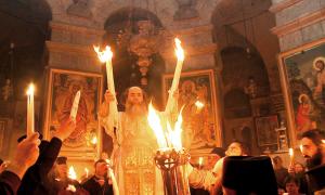 Griechisch-orthodoxe Mönche feiern in der Rotunde der Grabeskirche mit dem Wunder des heiligen Feuers in der Osternacht die Auferstehung Christi.