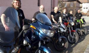 Eine starke Truppe mit Witz, Geist und einem Faible für Straße und Motorrad-Touren mit ein bisschen mehr Inhalt: Die »Spirit-Tourer« mit ihrem Leiter Uwe Müller (Dritter von links) vor der Lorenzkirche in Oberasbach.