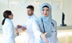 Auch Atheisten oder Muslime dürfen künftig in evangelischen Einrichtungen Pflegedienste leisten.