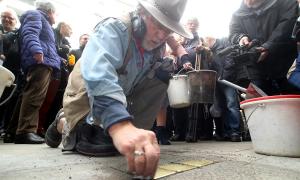 Der Künstler Gunter Demning verlegt in Augsburg Stolpersteine 