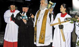 Eine historische Aufnahme am Donaukreuz in Niederaltaich: der evangelische Pfarrer Norbert Stapfer (links) und der damalige Abt Emmanuel Jungclaussen bei der Donausegnung. Bis heute ist der Ritus lebendig.