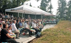 Berggottesdienst auf der Ruine Weissenstein.