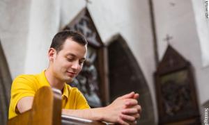 Stilles Gebet in der Kirche.