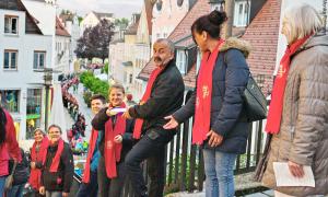 Menschenkette in Kempten zur ökumenischen Nacht der Kirchen.