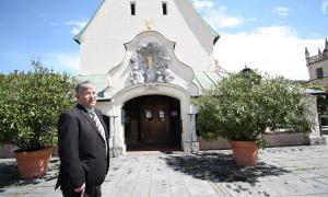 Pfarrer Ulrich Thoma vor der Gnadenkapelle.