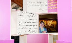 Historikerin Susanne Grasser vor dem »Turm zu Babel«.