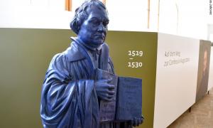 Lutherstatue im Museum Lutherstiege in der Augsburger Annakirche.