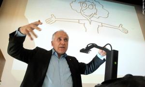 Ein Mann mit erhobenen Händen