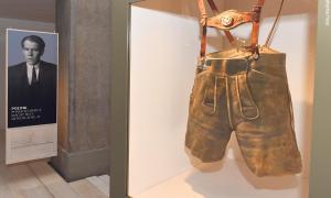 Oskar Maria Graf (1894-1967) und seine Lederhose: Blick in die Ausstellung im Münchner Literaturhaus.