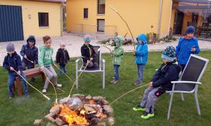 Miteinander Stockbrot über dem offenen Feuer rösten – das schult Kinder im verantwortungsvollen Umgang miteinander, wie die sozialen Kompetenztrainings der Nürnberger Stadtmission es vermitteln.