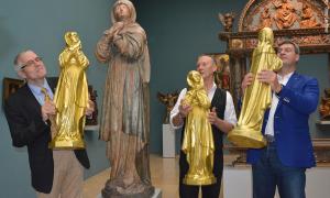 Museumsleiter Ulrich Großmann, Konzeptionskünstler Ottmar Hörl sowie Staatsminister und Schirmherr Markus Söder mit drei Prototypen der Gold-Madonnen und dem Original.