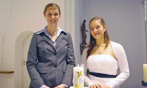 Caroline Wegener (rechts) mit ihrer Taufpatin Claudia Neben.