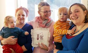 Die brasilianische Pfarrerin Adriane Sossmeier (MItte), Daniela Schindler mit Töchterchen Nora (links) und Sara Zehmeister mit Sohn Maximilian.