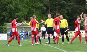 Der Ritus des Abklatschens zur Begrüßung auf dem Spielfeld.