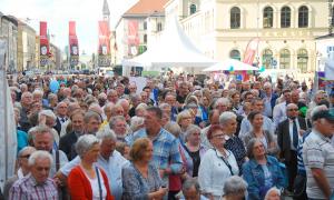 Besucher beim Reformationsfest auf dem Odeonsplatz