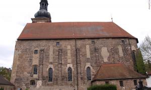 Die Klosterkirche Frauenaurach vom Friedhof aus gesehen.