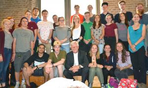 Jugendliche aus Landsberg mit Landesbischof Heinrich Bedford-Strohm