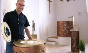 Pfarrer Björn Schukat freut sich über Taufstein, Ambo und Kanzel in einheitlichem Design.