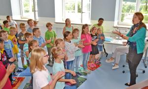 Wunsiedler Schulkinder proben mit Ulrike Schelter-Baudach.