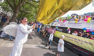 Wagen der evangelischen Kirche bei Christopher-Street-Day-Parade in Berlin 2017.