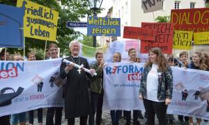 Evangelische Jugend überreicht Bischof Bedford-Strohm 95 neue Thesen