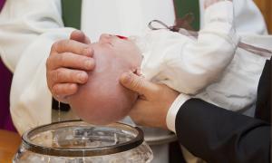Kind wird getauft mit Wasser
