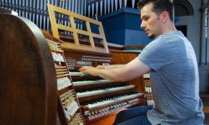 Lukaskantor Tobias Frank am Spieltisch der Steinmeyer-Orgel.