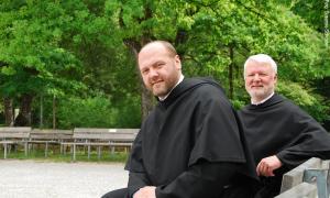 Pater Felix (vorn) und Prior Pater Matthäus vom Augustinerkonvent Maria Eich.