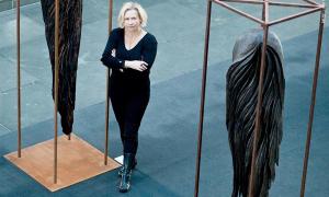 Gabriele von Lutzau mit zwei »Flügelmänteln«.