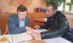 Dekan Wenrich Slenczka (links) mit einem iranischen Flüchtling.