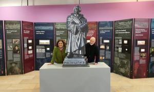  Hinter Luther schauen die Leiterin Cornelia Wenzel und der Chef des Städtischen Museums Halberstadt, Armin Schulze, hervor.