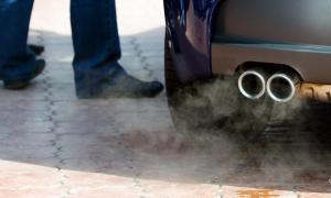 Den Bürgern stinkt's: Der »Diesel-Gipfel« in der vergangenen Woche, bei dem sich Autounternehmen, Bundes- und Landespolitiker auf einen dürftigen Wiedergutmachungsplan für geprellte Käufer verständigten, war eher ein Anlass zum Fremdschämen.