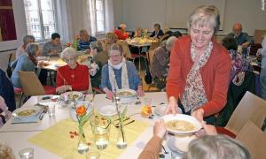 Petra Messingschlager, Gemeindediakonin in Bruck bei Erlangen, beim Mittagstisch.