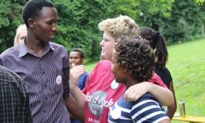 Junge Leute beim internationalen Jugendcamp in Neukirchen.