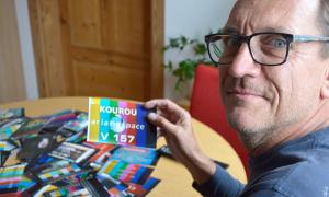 Testbildsammler Uwe Alberti mit einem Testbild »aus dem Weltraum«.