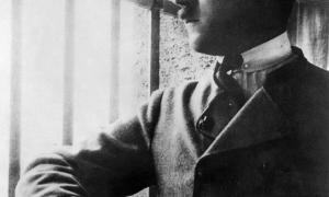 Adolf Hitler hinter Gittern in Untersuchungshaft am 30. November 1923. In Landsberg wird er »Mein Kampf« schreiben. Und ein Amtsarzt wird interessante Details in die Krankenakte schreiben.