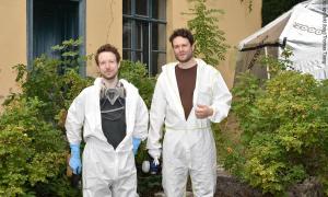 Das Frankfurter Künstler-Duo Böhler & Orendt bei der Arbeit im Wildbad ­Rothenburg.